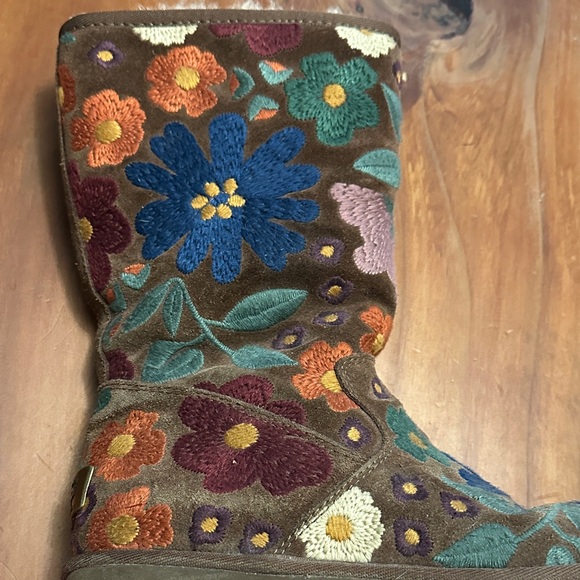 UGG Wahine Floral Embroidered Boots - Picture 4 of 16